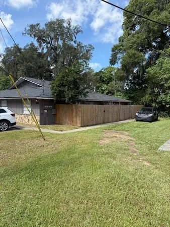 a view of a backyard