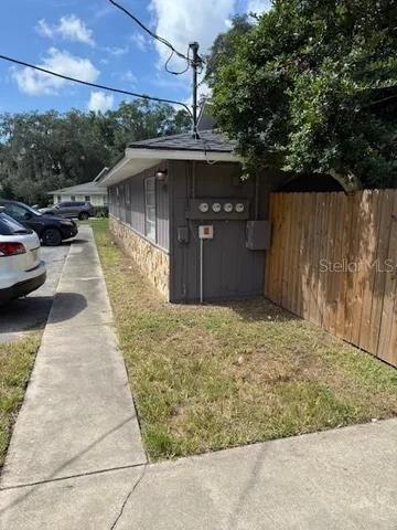 a view of a backyard