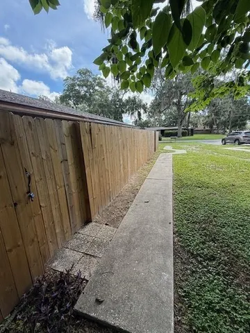a view of a backyard