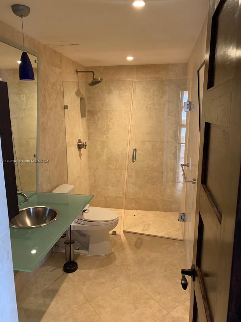 1121 Crandon Boulevard, Unit D802 Key Biscayne, FL 33149 - Photo 24 of 30 a bathroom with a sink a toilet and a bathtub