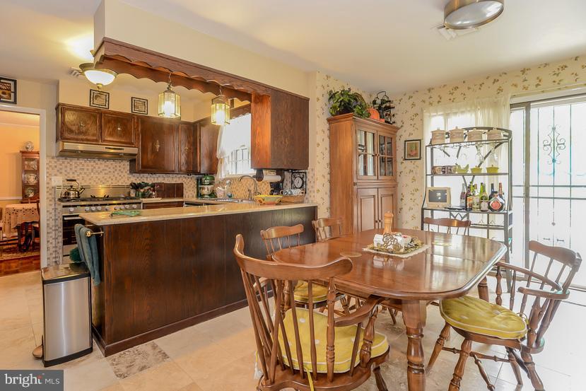 5415 Tolson Road Temple Hills, MD 20748 - Photo 8 of 28 ADJOINING LARGE FAMILY ROOM