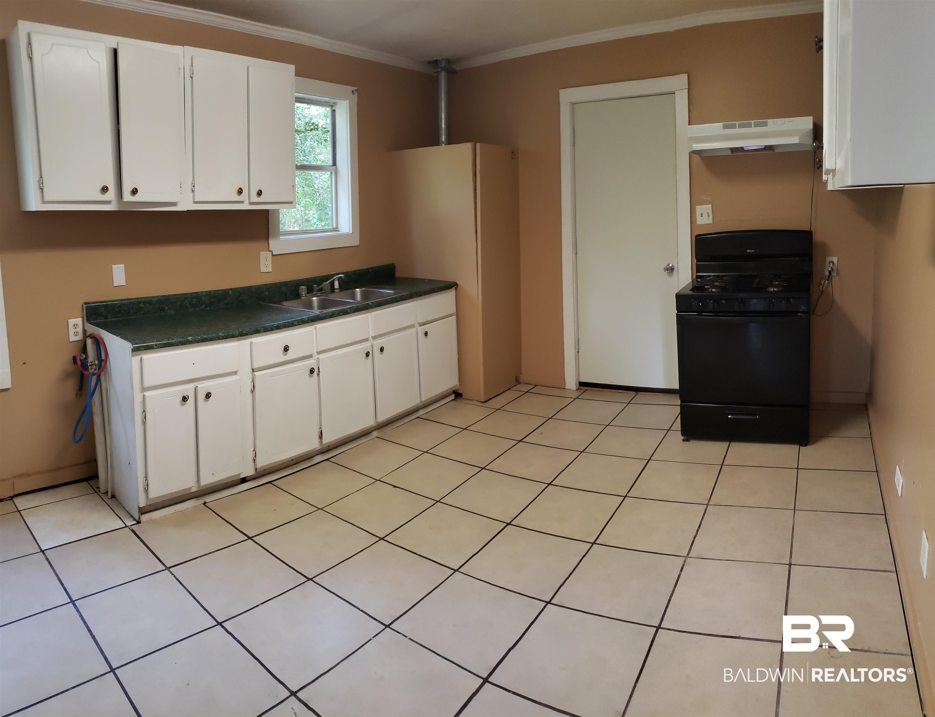 757 Opp Avenue Mobile, AL 36612 - Photo 4 of 10