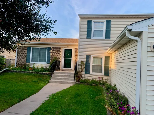 $3,200 | 156 Brookside Drive, Glendale Heights, IL 60139