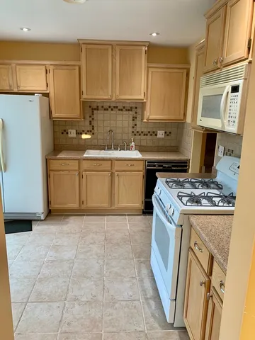 $3,200 | 156 Brookside Drive, Glendale Heights, IL 60139