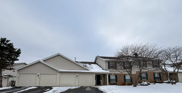 $1,950 | 1313 North Red Oak Circle, Unit 4, Round Lake Beach, IL 60073