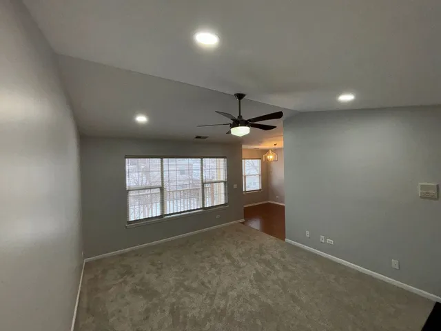 $1,950 | 1313 North Red Oak Circle, Unit 4, Round Lake Beach, IL 60073