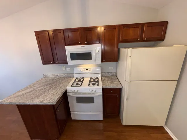 $1,950 | 1313 North Red Oak Circle, Unit 4, Round Lake Beach, IL 60073