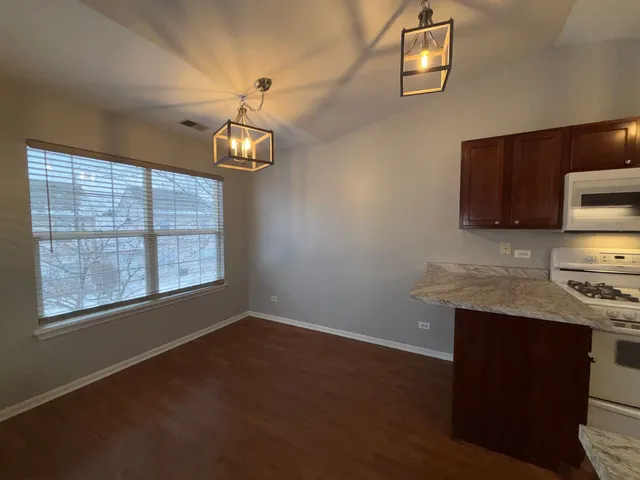 $1,950 | 1313 North Red Oak Circle, Unit 4, Round Lake Beach, IL 60073