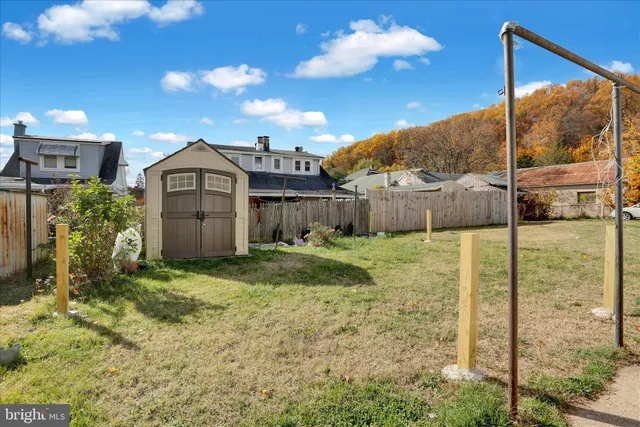 a view of a house with backyard and a tree