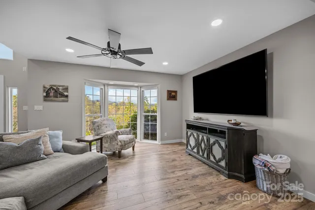 $825,000 | 235 Petersburg View Drive, Marshall, NC 28753