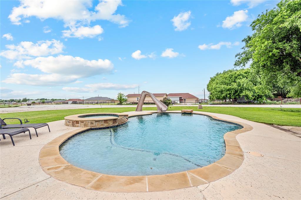 2030 County Road 4010 Decatur, TX 76234 - Photo 27 of 35