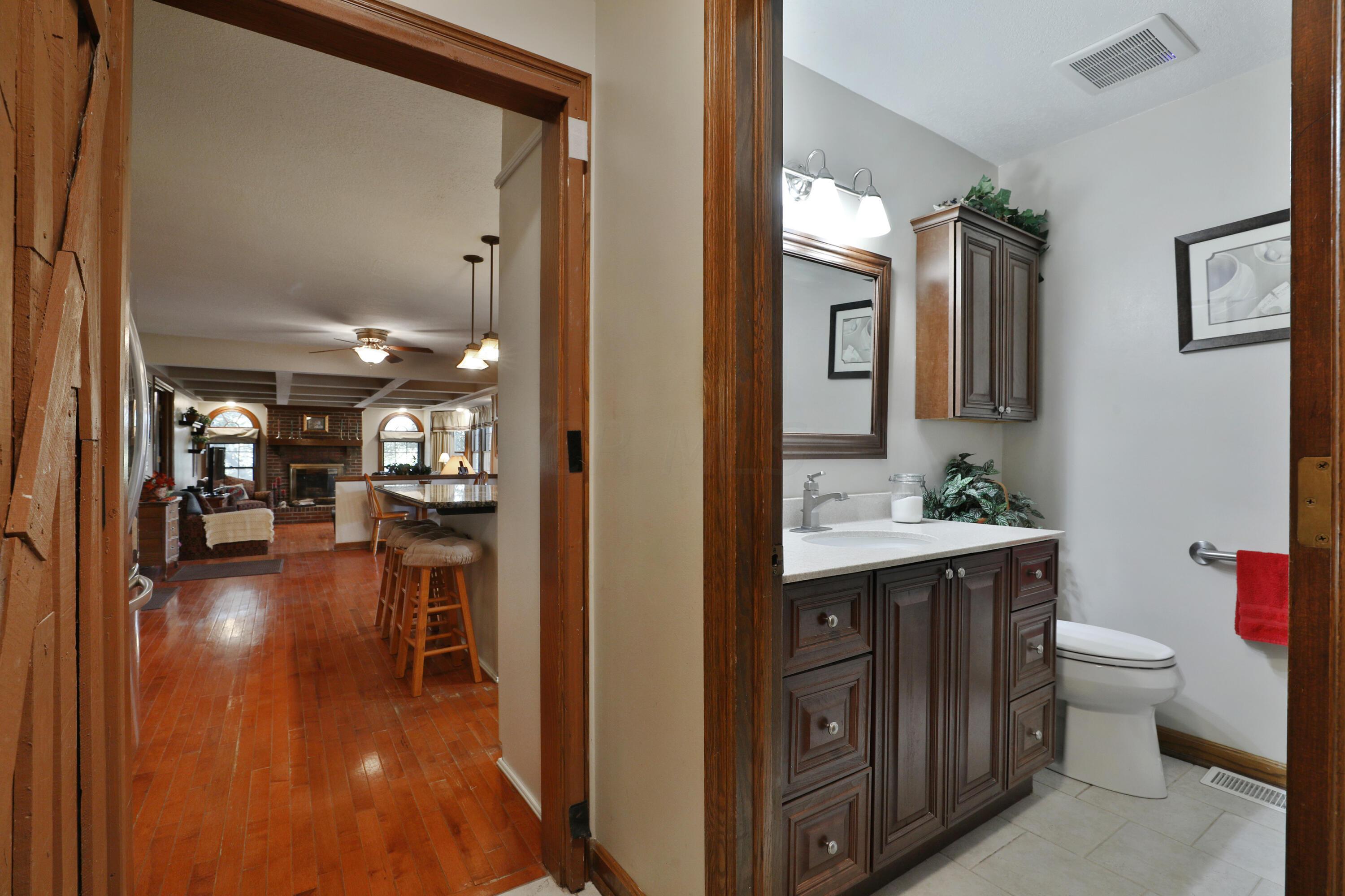 7162 Davis Road Hilliard, OH 43026 - Photo 14 of 42 1/2 bath on the main floor