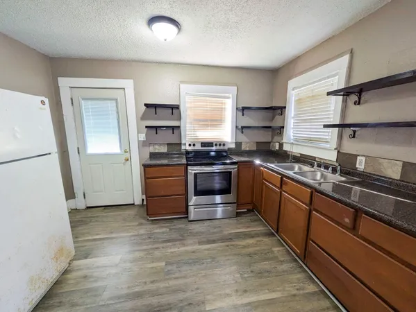 $875 | 722 Ave C, Port Neches, TX 77651