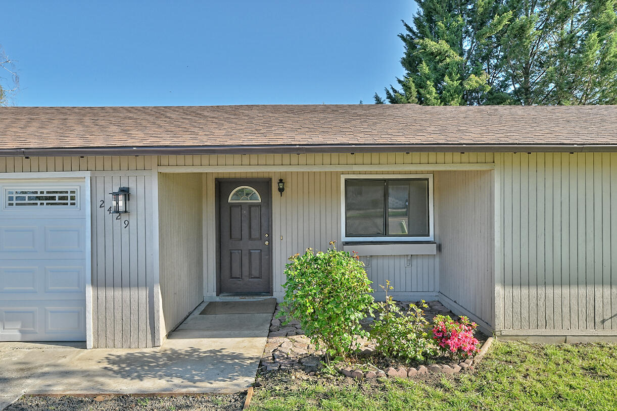 2429 East Barnett Road Medford, OR 97504 - Photo 4 of 25 DSC_1232