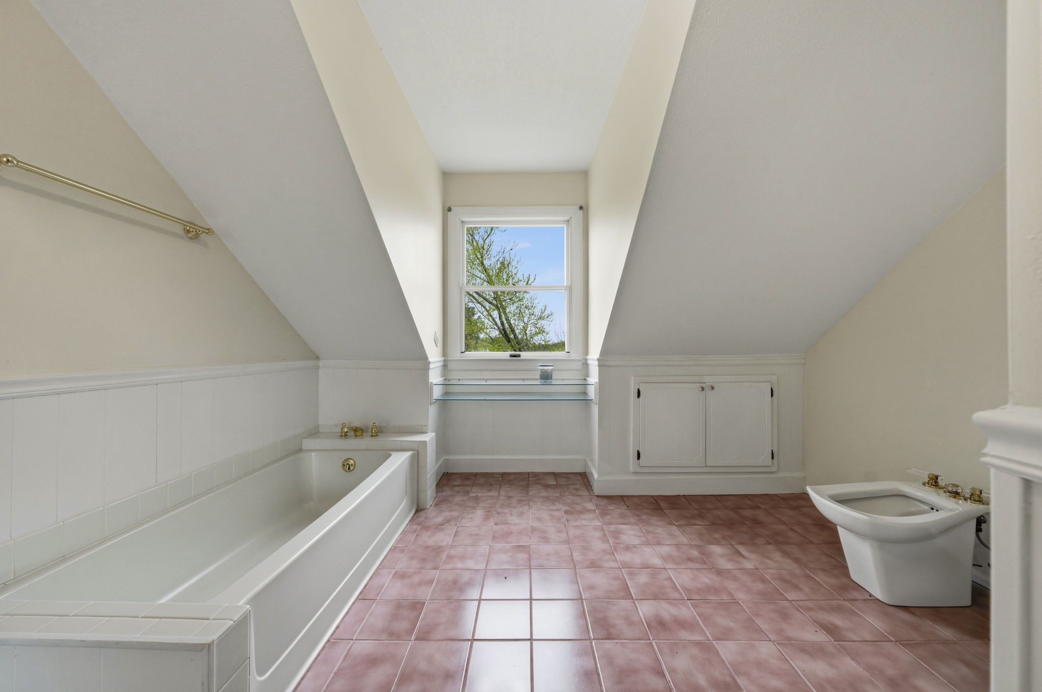 5300 Highway 31W Portland, TN 37148 - Photo 25 of 83 a bathroom with a bathtub sink and toilet