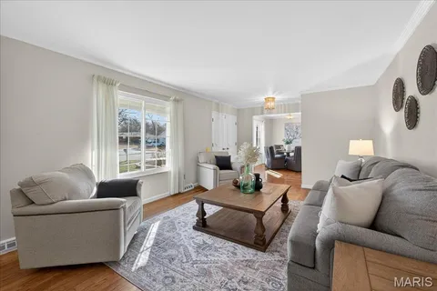 $365,000 | 1011 Ferngate Lane, Creve Coeur, MO 63141