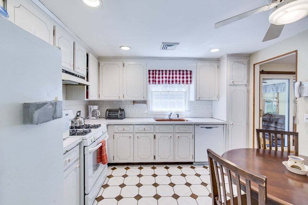 34 Fencourt Road Canton, MA 02021 - Photo 5 of 17 Gallery Image 5