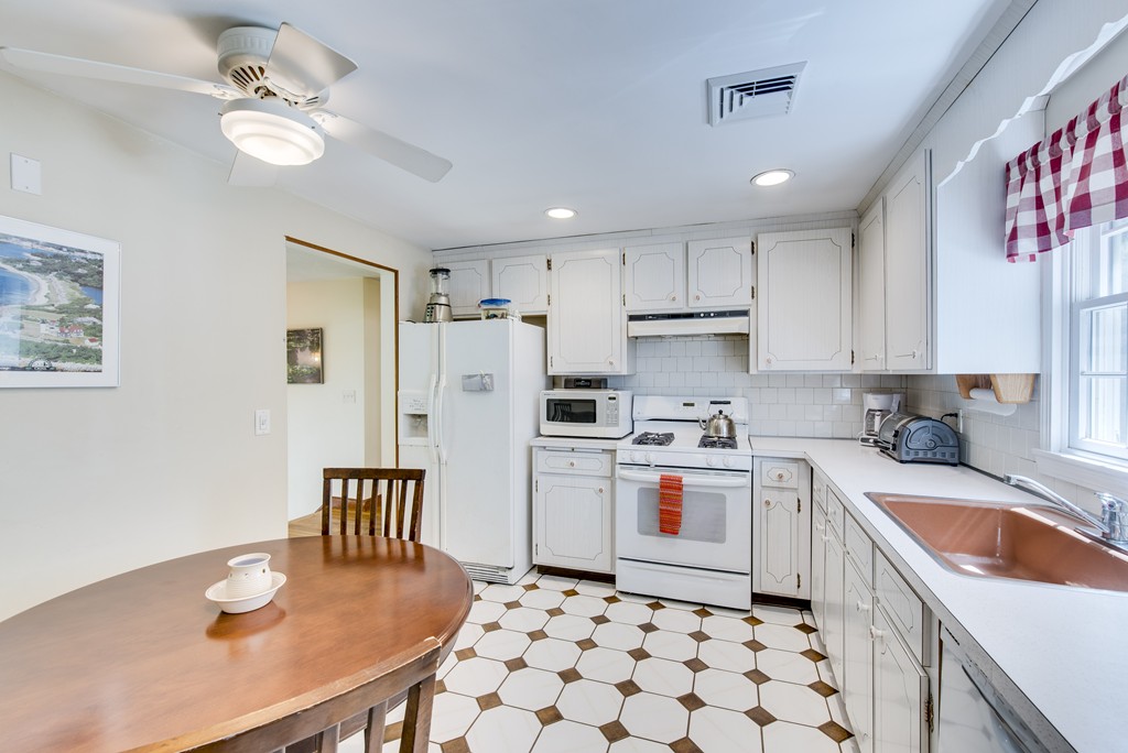 34 Fencourt Road Canton, MA 02021 - Photo 6 of 17 Gallery Image 6