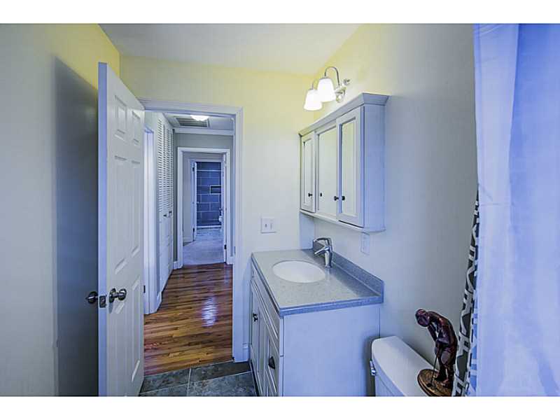 34 Fox Ridge Crescent, Unit 34 Warwick, RI 02886 - Photo 15 of 21 Bathroom.