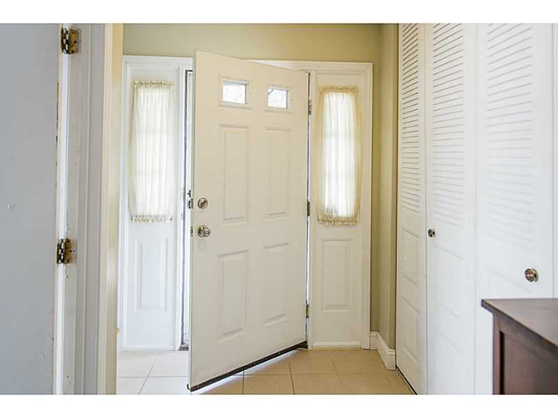34 Fox Ridge Crescent, Unit 34 Warwick, RI 02886 - Photo 18 of 21 Entry.