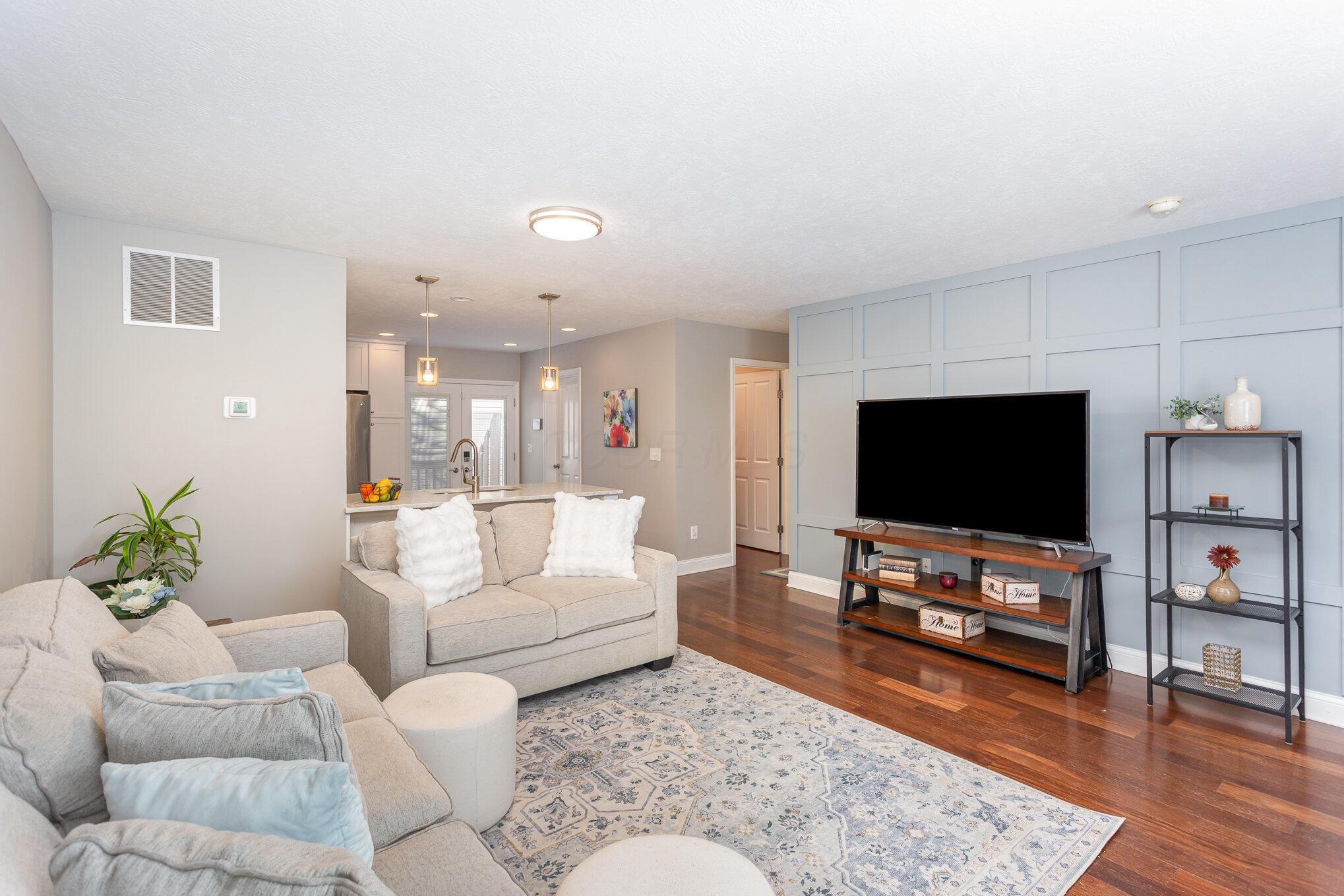 8382 Sawmill Road Powell, OH 43065 - Photo 5 of 37 Living Room