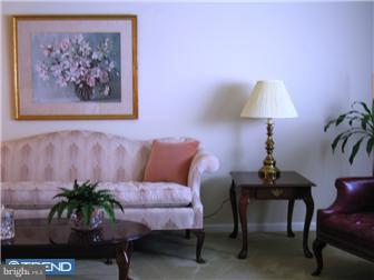 7016 Cardin Road Philadelphia, PA 19128 - Photo 4 of 12 Living Room