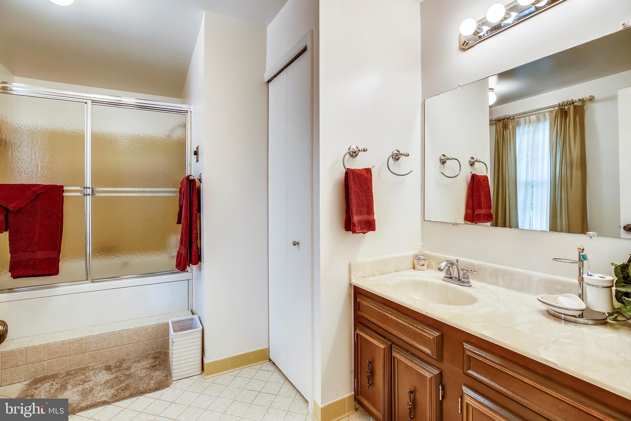 16005 Wallingford Road Silver Spring, MD 20906 - Photo 22 of 36 Owner's bathroom