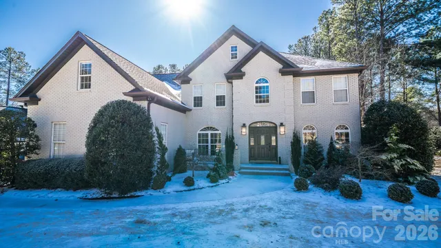 a view of a house with backyard and plants