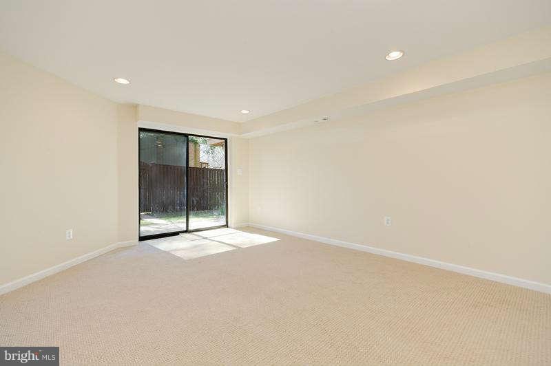 10907 Knights Bridge Court Reston, VA 20190 - Photo 17 of 24 an empty room with window