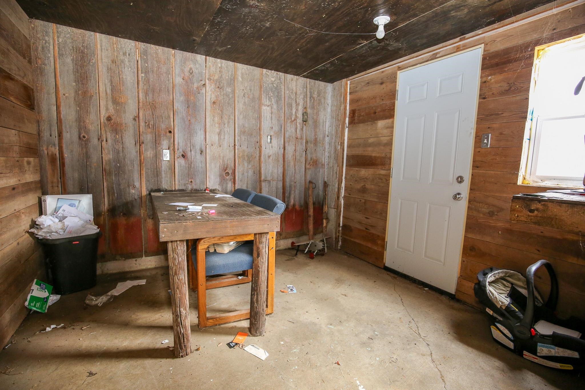 26596 Fairhaven Road Chadwick, IL 61014 - Photo 17 of 51 a room with patio furniture and potted plants