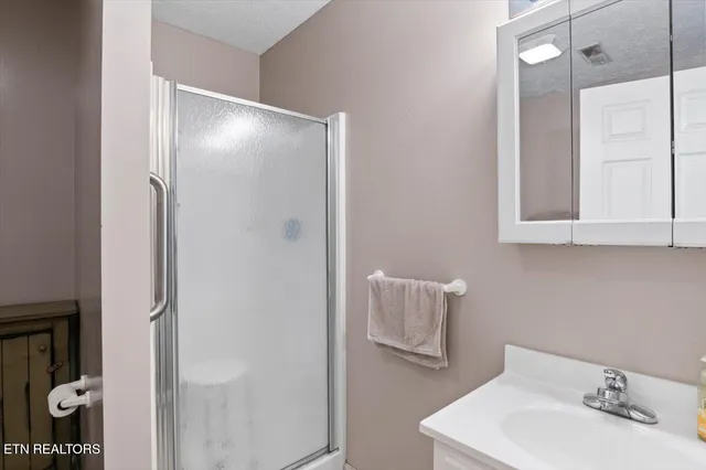 $382,500 | 286 Lewis White Lane, La Follette, TN 37766