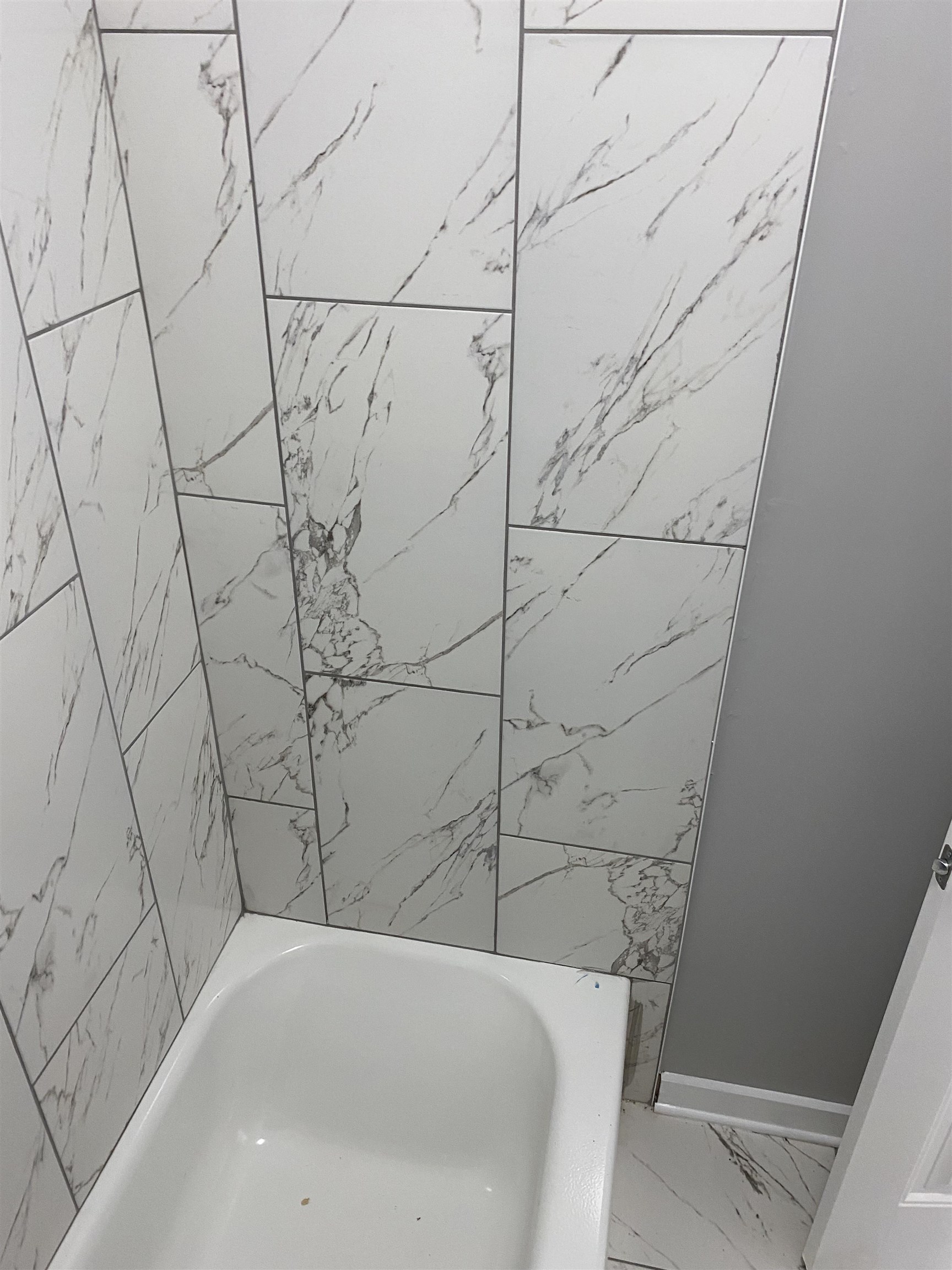 2352 Manchester Road Memphis, TN 38114 - Photo 18 of 36 a bathroom with a bathtub