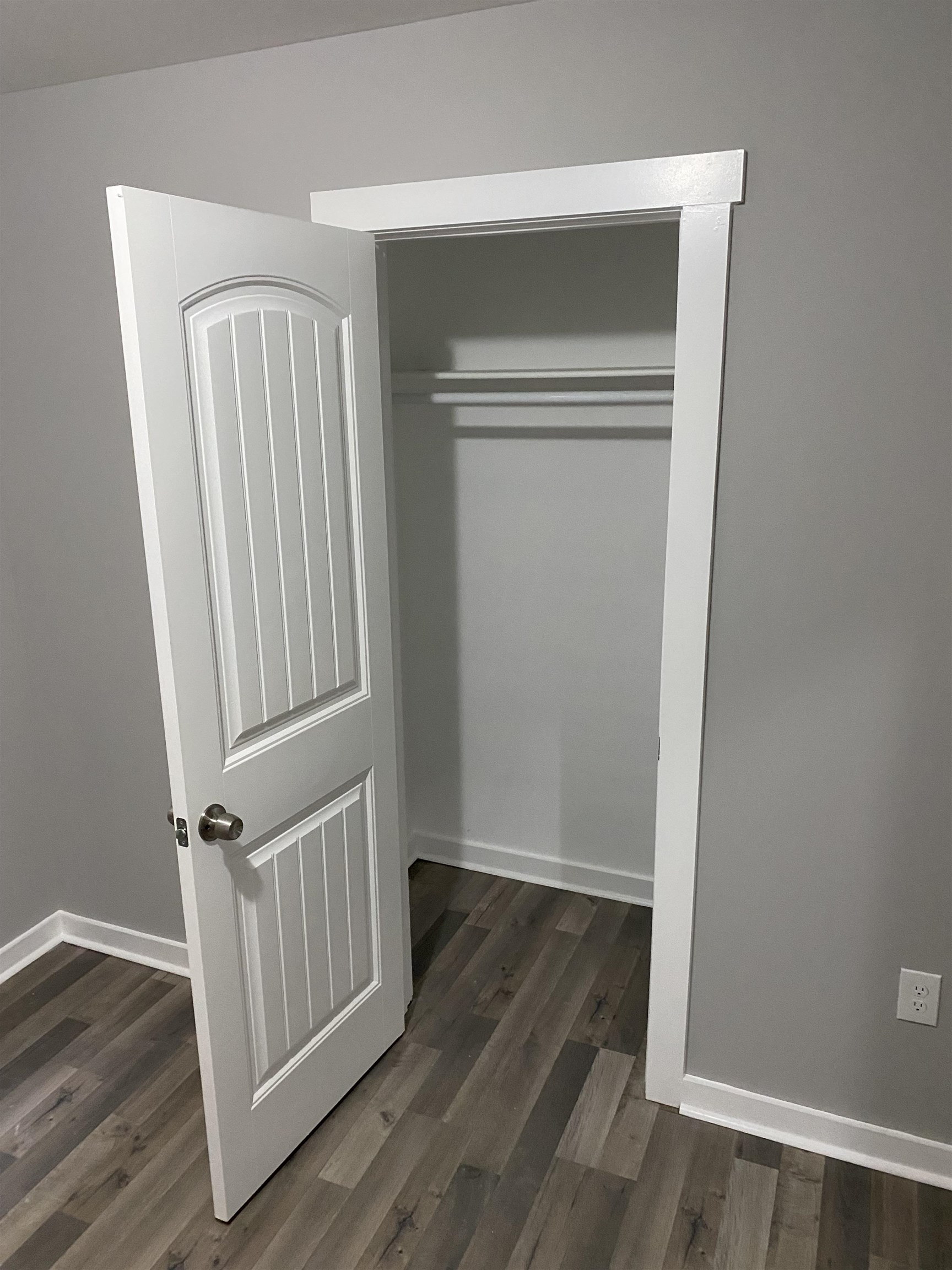 2352 Manchester Road Memphis, TN 38114 - Photo 21 of 36 a view of a hallway with wooden floor