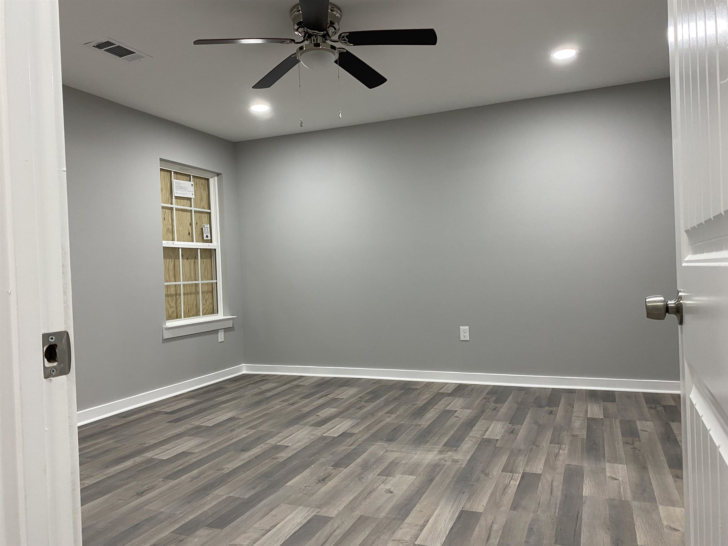 2352 Manchester Road Memphis, TN 38114 - Photo 10 of 36 an empty room with a window and a fan