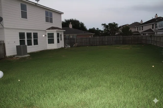 a view of a house with backyard