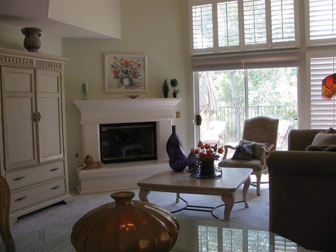 1834 Key Largo Road Vista, CA 92081 - Photo 3 of 25 Walk into a spacious and sun drenched living room~