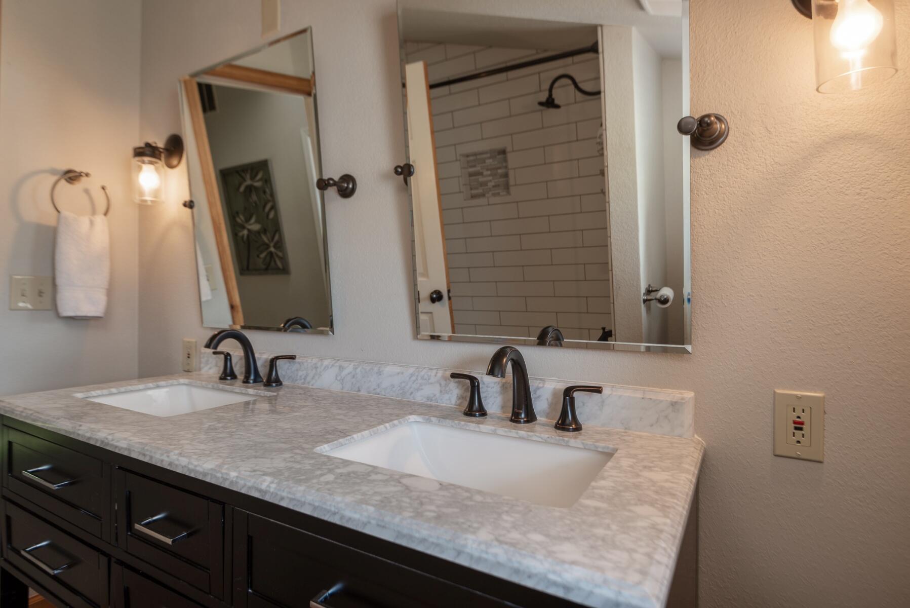 64495 Research Road Bend, OR 97703 - Photo 33 of 54 batch_33Upstairs guest bath