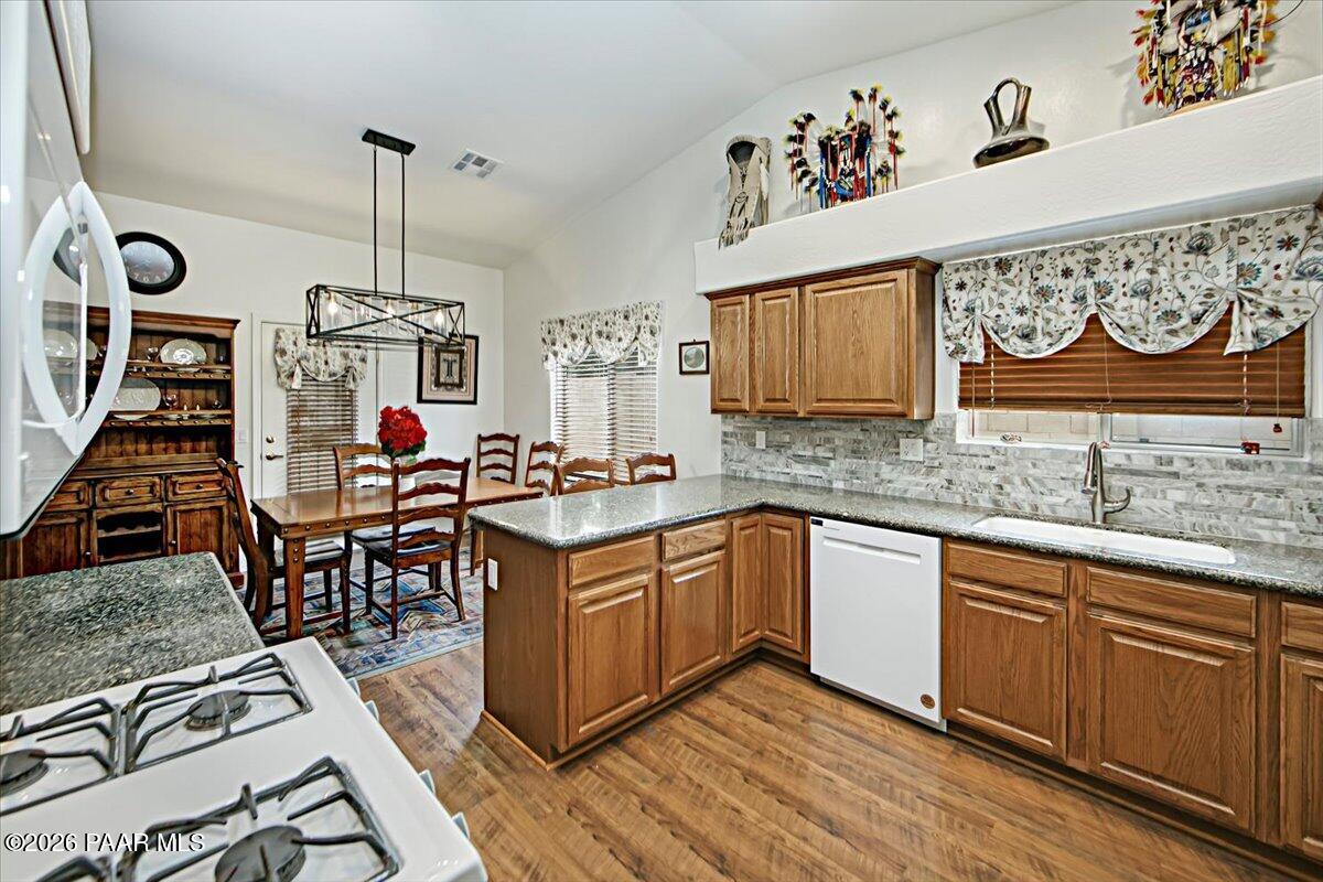 7915 North Sunset Ridge Prescott Valley, AZ 86315 - Photo 9 of 23 09-Kitchen