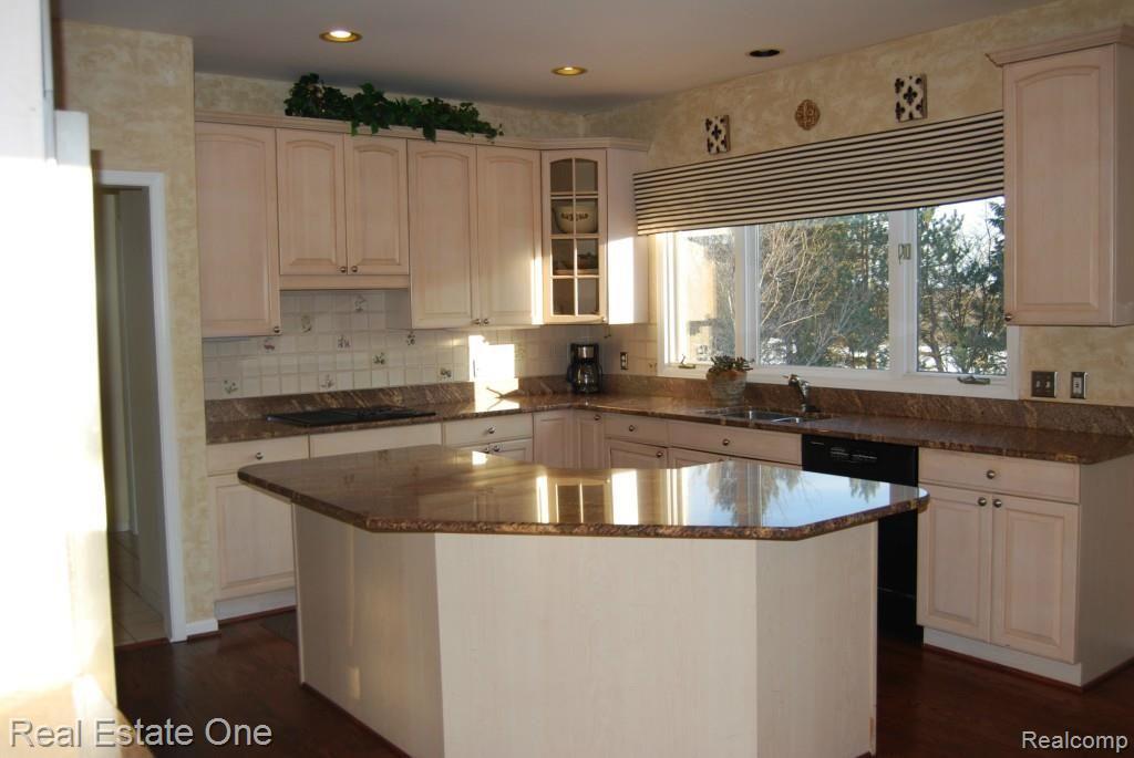 5765 Kirkridge Trail Rochester, MI 48306 - Photo 9 of 23 Island Kitchen