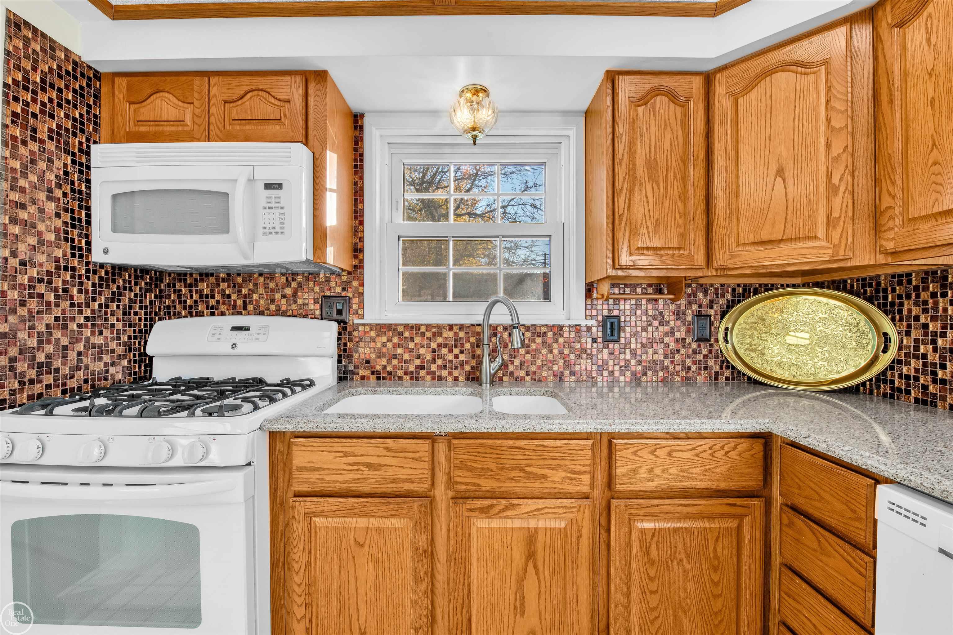 2079 Hampton Road Grosse Pointe, MI 48236 - Photo 21 of 39 50127742-20.JPG
