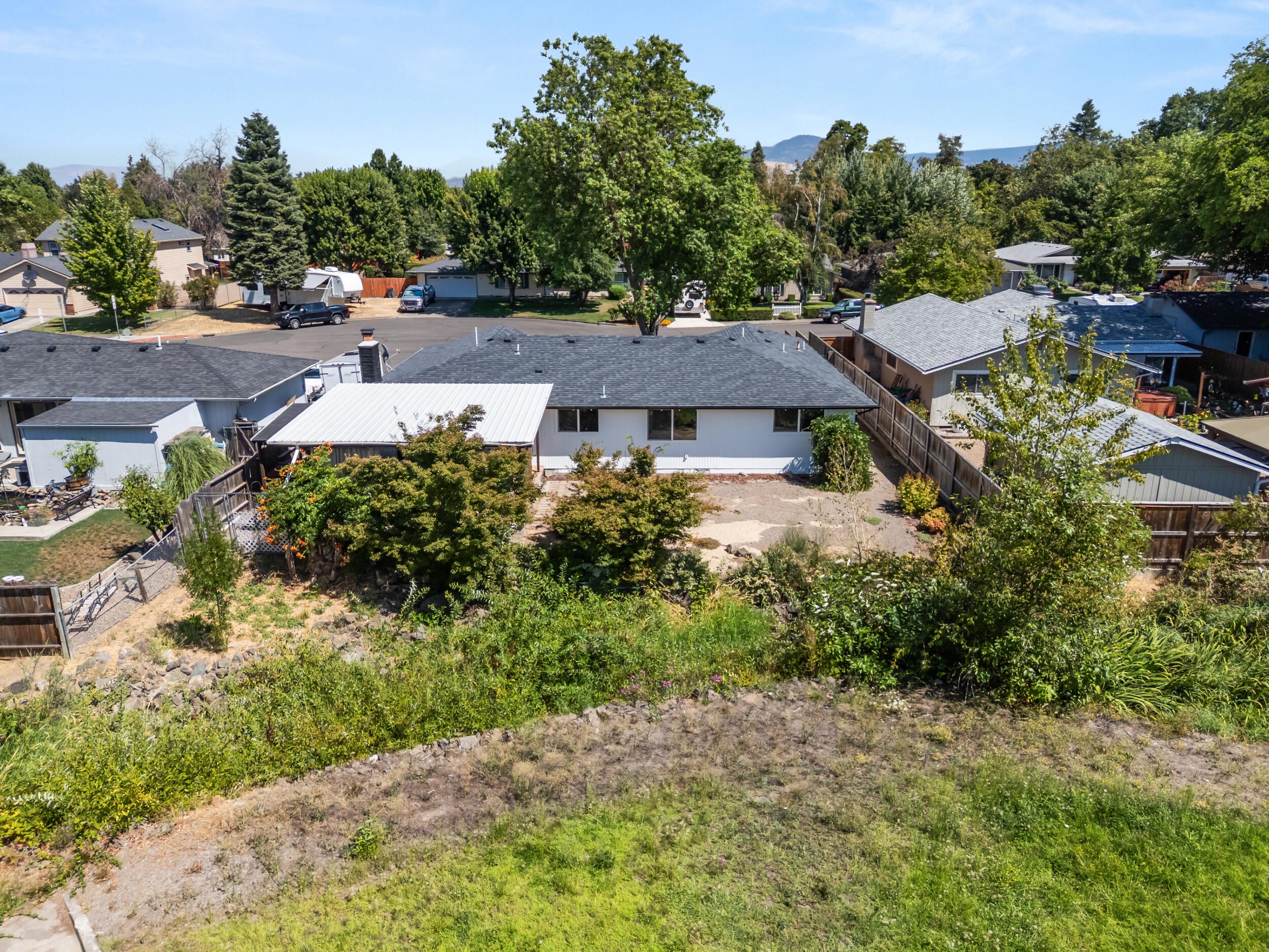 209 Donna Way Central Point, OR 97502 - Photo 25 of 28 Back view - creekside