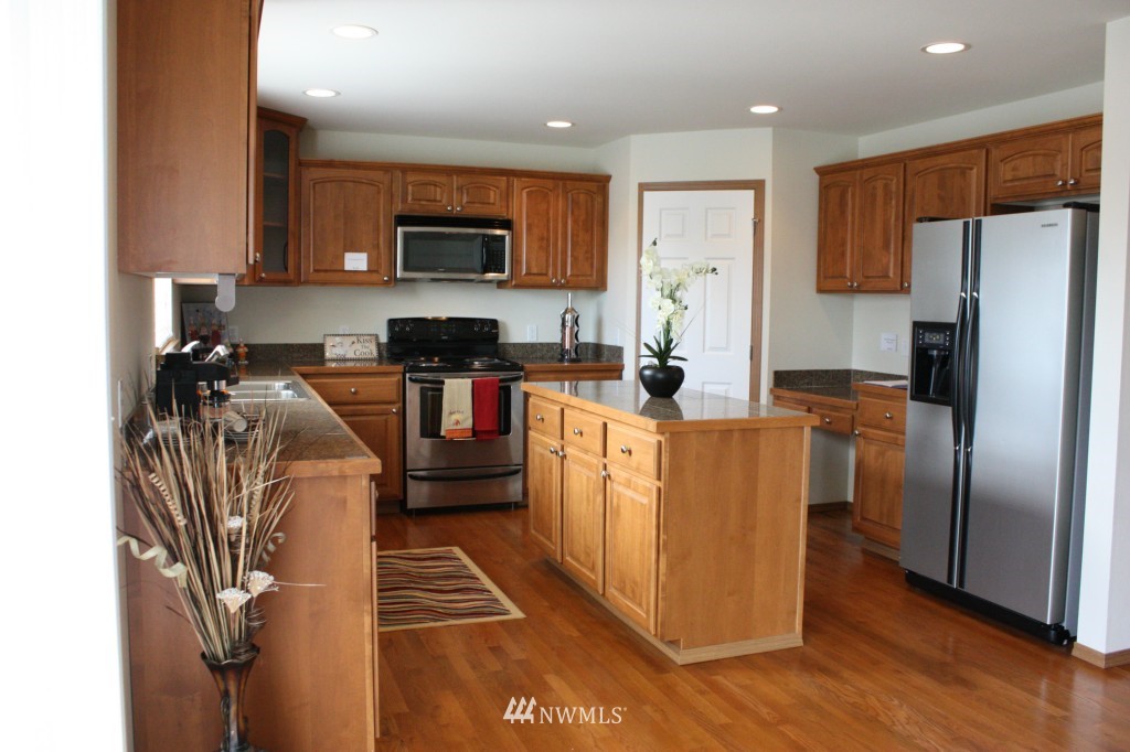 1721 Southeast 30th Place Renton, WA 98055 - Photo 3 of 19 Gallery Image 3