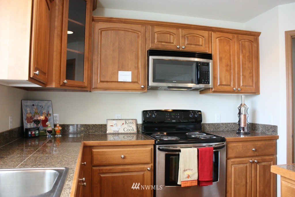 1721 Southeast 30th Place Renton, WA 98055 - Photo 4 of 19 Gallery Image 4