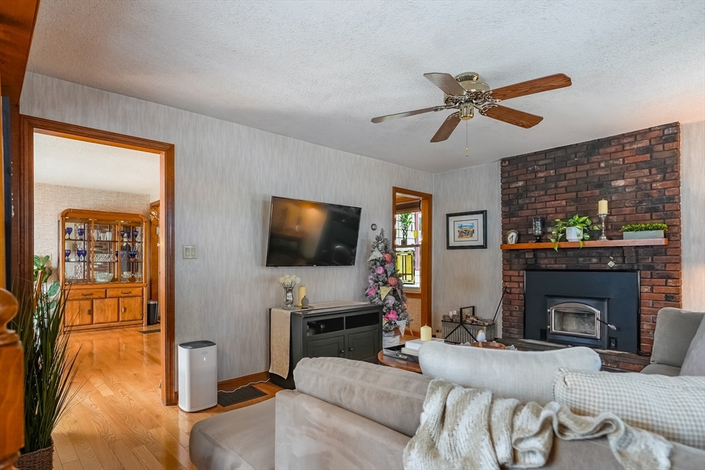 217 Brayton Avenue Fall River, MA 02721 - Photo 5 of 31