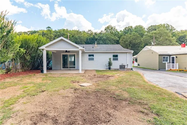a view of a yard in front of house