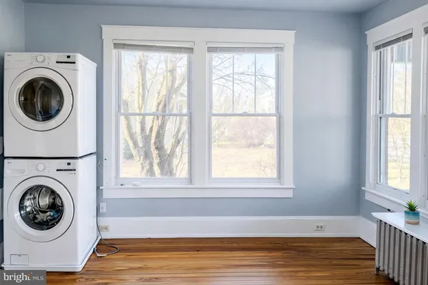 a view of a bedroom with washer and dryer