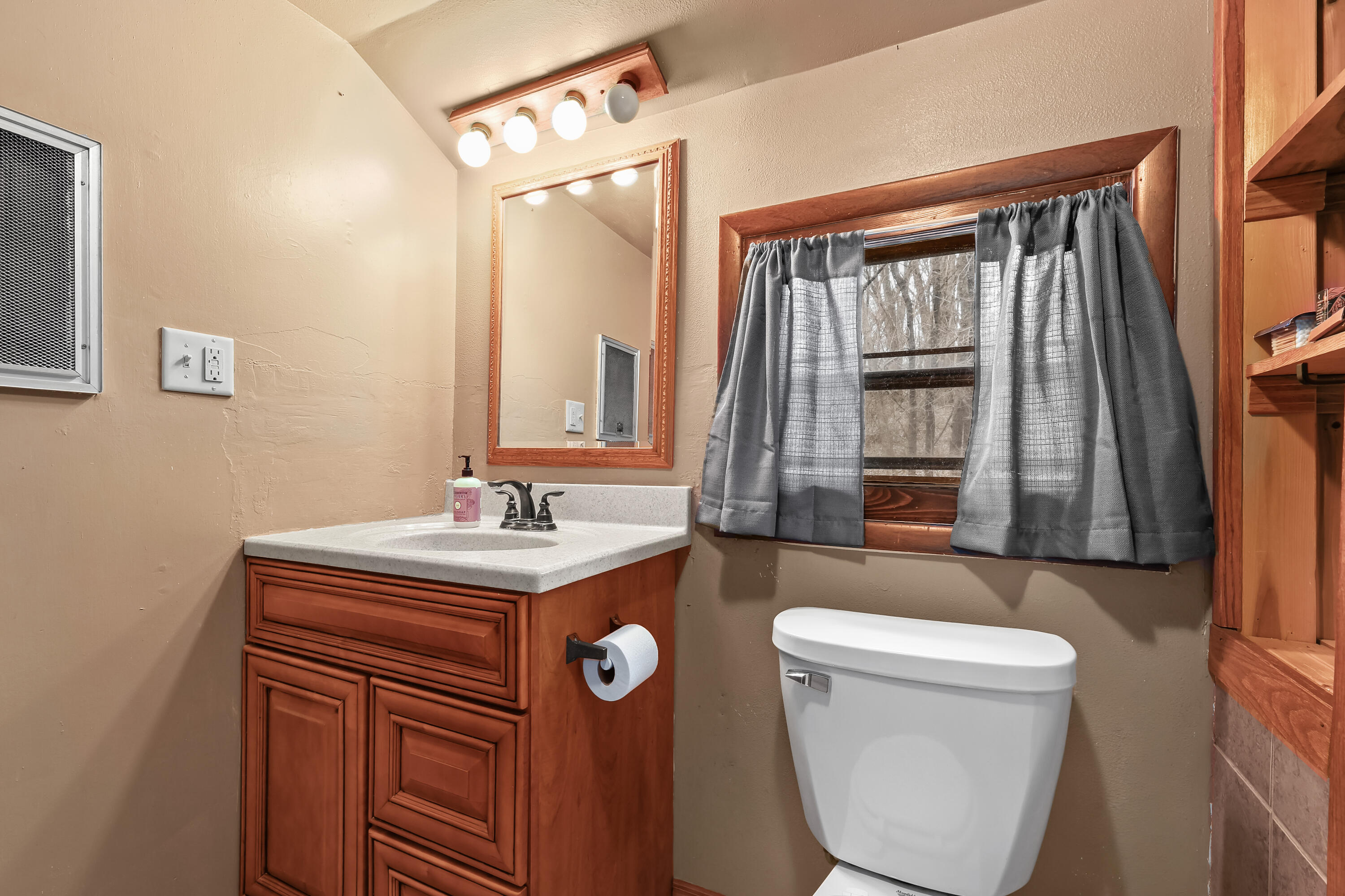 123 Main Street Genoa, WI 54632 - Photo 23 of 27 Primary Bathroom