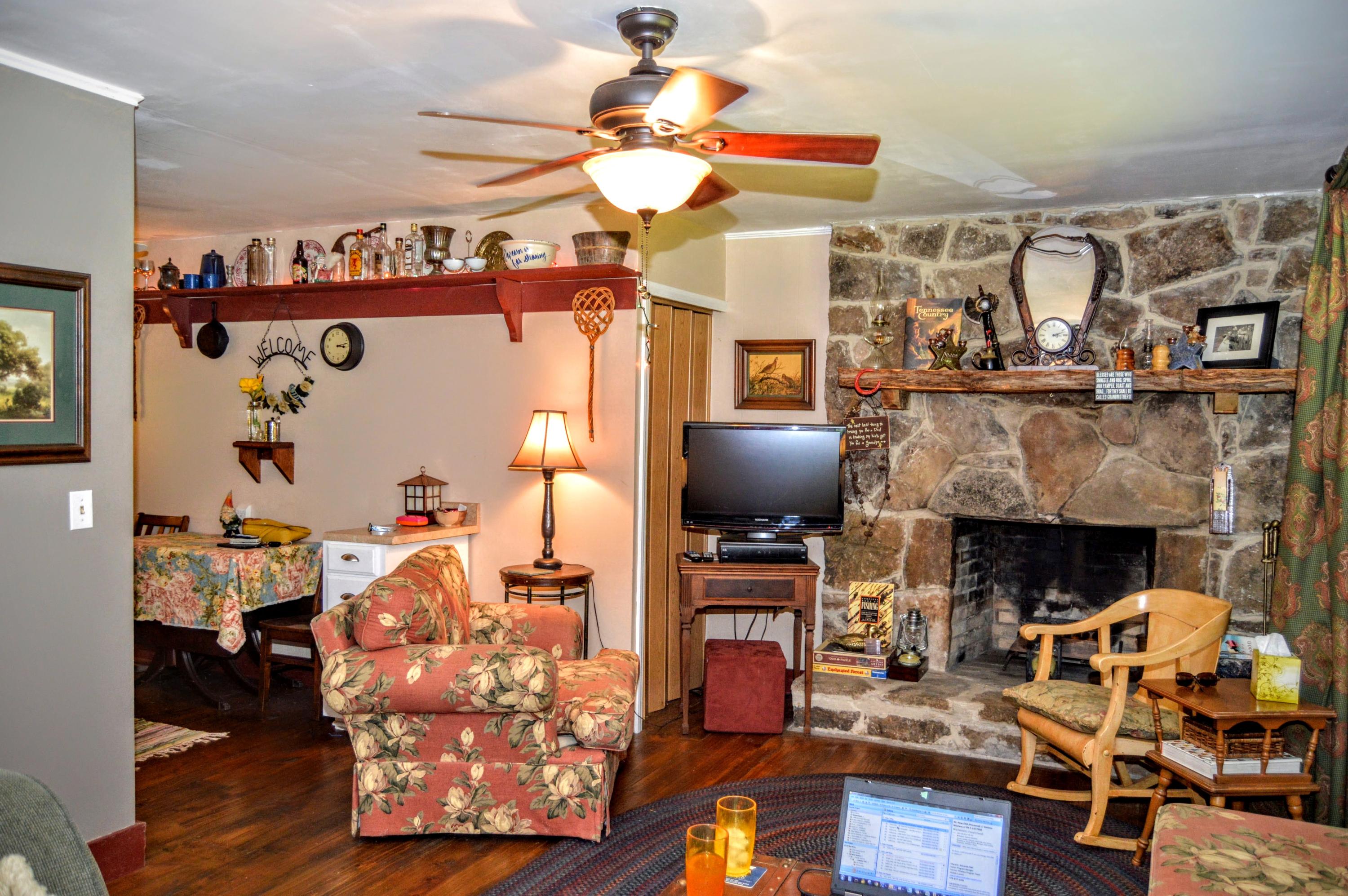 207 Cunningham Drive Decatur, TN 37322 - Photo 13 of 20 Living Room