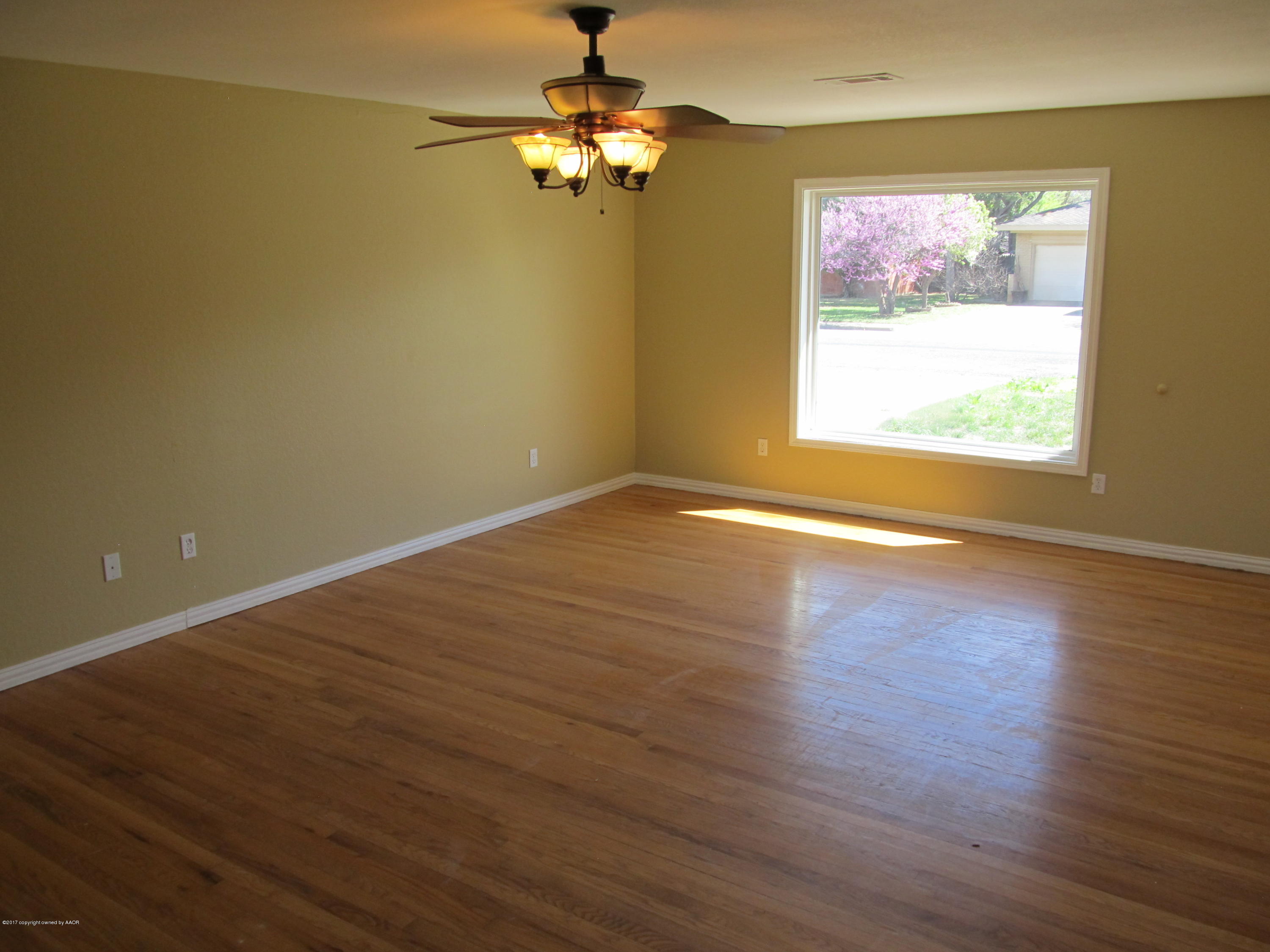 3408 South Rusk Street Amarillo, TX 79109 - Photo 4 of 16 Living Room