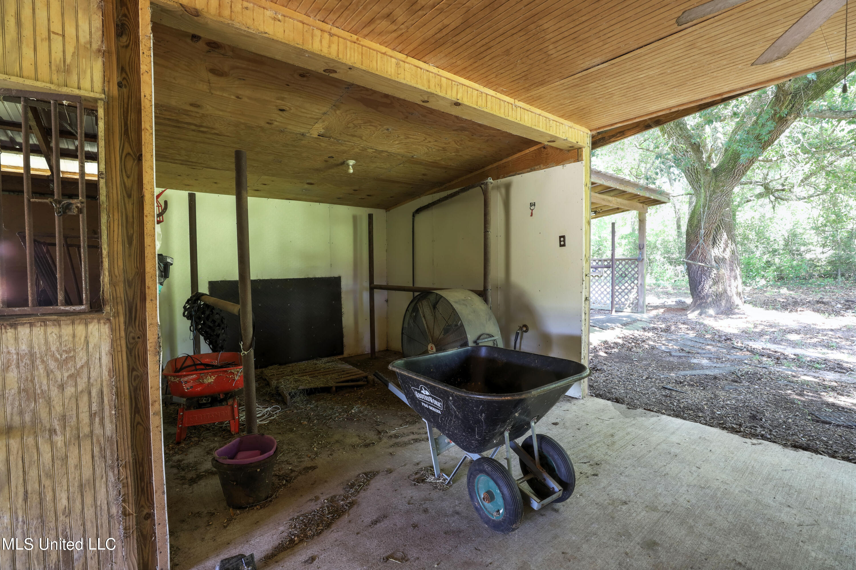 3218 Howell Tanner Chapel Road Lucedale, MS 39452 - Photo 27 of 42 Groom Stall